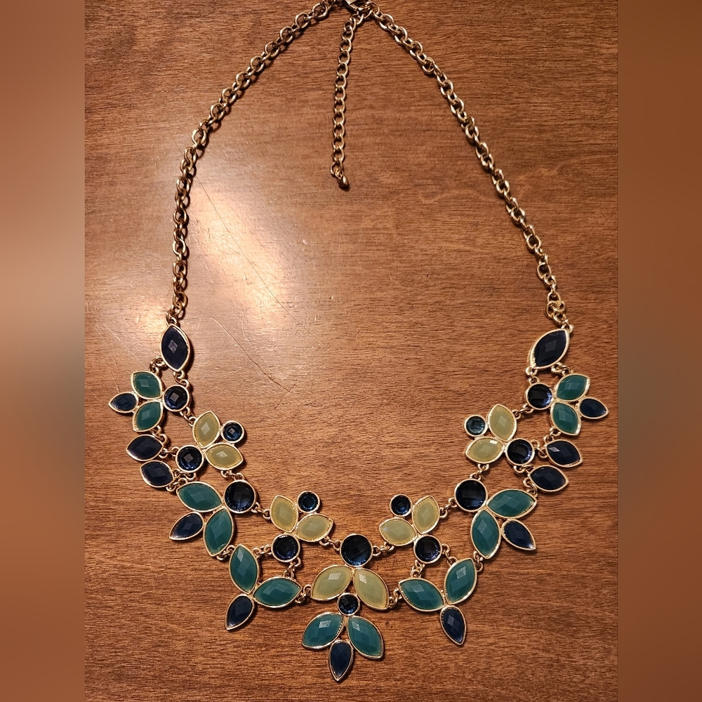 Green Facet Faux Gemstone Necklace - Picture 3 of 10